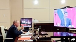 На фото: Президент Росії Володимир Путін у ході спілкування із президентом Китаю Сі Цзіньпіном