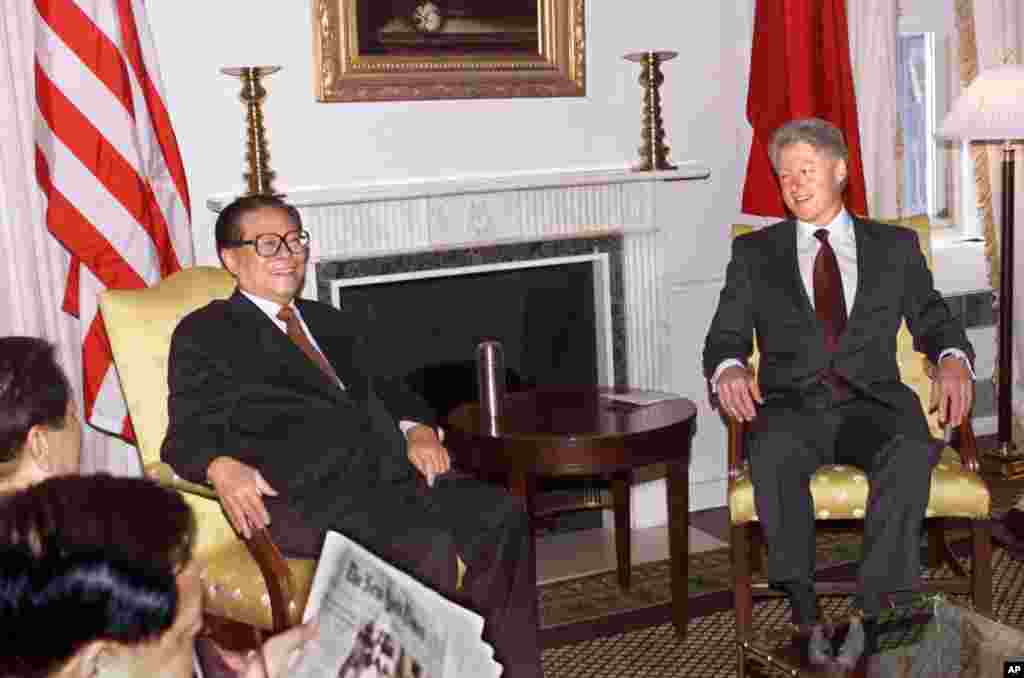 2000年9月8日，中国主席江泽民和美国总统克林顿在纽约参加联合国峰会时在曼哈顿的华尔道夫酒店开始交谈。美国总统出席历届联合国大会时，往往住在这个酒店。后来，该酒店被中国安邦集团收购，美国总统也就不住那里了，以防中方窃听。