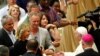 La star britannique Sting et sa femme Trudie Styler saluent le Pape Francois durant l'audience générale dans la salle Paul VI au Vatican.