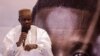 L'opposant sénégalais, Ousmane Sonko, s'exprime lors d'une conférence de presse le lendemain de sa libération de prison, à Dakar, au Sénégal, le 15 mars 2024. 