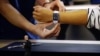 Le Pdg d'Apple, Tim Cook, parle lors de la présentation officielle la nouvelle montre connectée Apple Watchm lundi 9 mars 2015 à San Francisco.