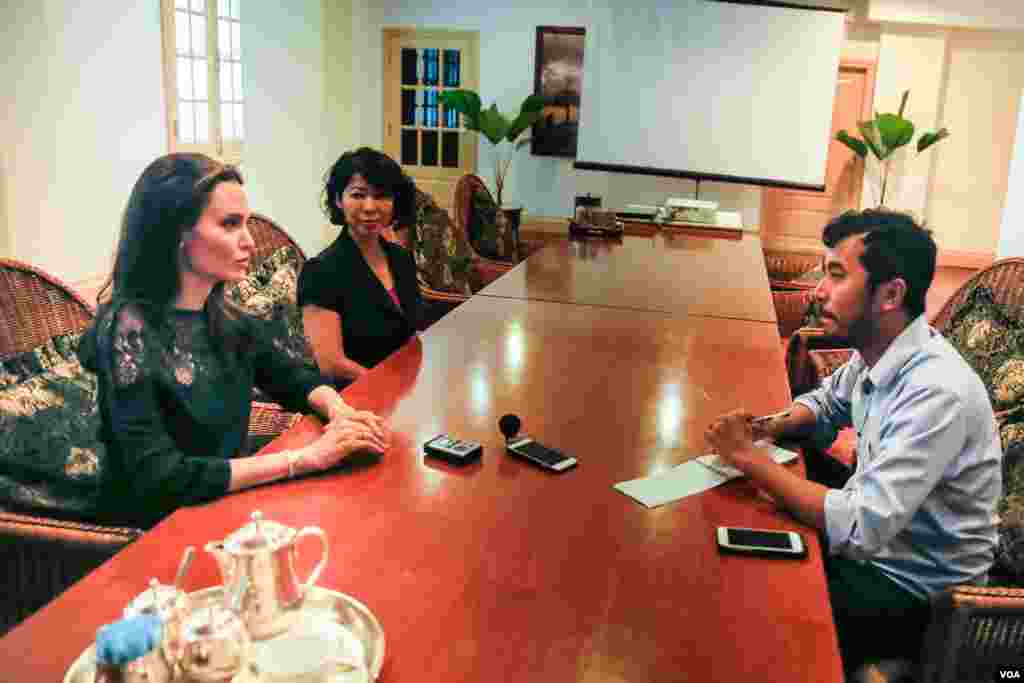 ​អ្នកស្រី​ Angelina Jolie និង​អ្នកស្រី Loung Ung អ្នកនិពន្ធ​រឿង​ &laquo;មុនដំបូង​ខ្មែរក្រហម​សម្លាប់​ប៉ារបស់ខ្ញុំ&raquo; កំពុង​ធ្វើការ​​​សម្ភាសន៏​ជាមួយ លោក​ សឹង សុផាត នៃ VOA កាល​ពី​ថ្ងៃទី​១៨ កុម្ភៈ ២០១៧ នៅ​ខេត្ត​សៀមរាប ប្រទេស​កម្ពុជា។(នៅ វណ្ណារិន/VOA)