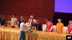 အောက်တိုဘာလက ကျင်းပတဲ့ အပစ်အခတ်ရပ်စဲရေး သဘောတူလက်မှတ်ရေးထိုးပွဲ သမ္မတဦးသိန်းစိန်တက်ရောက်နေစဉ်