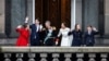 El nuevo rey de Dinamarca, Federico X, saluda desde un balcón del Palacio de Christiansborg, junto a su esposa y sus hijos, en Copenhague, el 14 de enero de 2024.