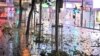 2023年9月1日，在香港铜锣湾的一条街上，台风“苏拉”带来的强风导致碎片飞扬。（法新社）