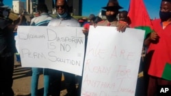 Des personnes manifestent après l'accord conclu avec l'Allemagne concernant le génocide à Windhoek, en Namibie, le 28 mai 2021.