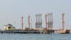Un complejo de tuberías utilizadas para la exportación de petróleo crudo en un muelle que forma parte de la refinería de Ecopetrol, se ve en Cartagena, Colombia, el 12 de abril de 2024.