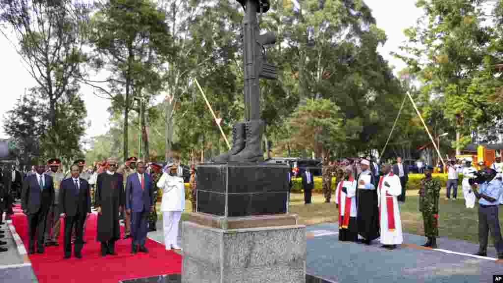 ፕረዝደንትታት ኬንያ፡ናይጀርያን ሶማል ብሓባር ንዝኽሪ ወታሃደራት ኬንያ ዕንባባ ኣብ መቓብሮም ኣንቢሮም