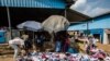 Des vêtements d'occasion sont vendus au marché de Gisozi, l'un des rares encore en activités, à Kigali, Rwanda, 8 juin 2018.
