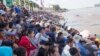 People watch the boat race during the first day of annual Water Festival on the bank of Tonle Sap River in Phnom Penh on Sunday, November 13, 2016. this year, the water festival takes place from 13 to 15 of November, with about 259 racing boats, mostly from Cambodian provinces along the Mekong River. (Leng Len/VOA Khmer) 