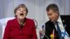 Almanya Başbakanı Angela Merkel Lahey'de Finlandiya Sauili Niinisto ile görüşmesinde kahkaha atarken 