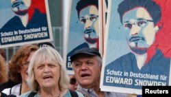 Berlin'de eski Amerikan istihbaratçısı Snowden'i destekleme gösterisi