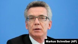 Söz konusu kişilerin, ‘terör örgütü kurma' şüphesiyle gözaltına alındığını doğrulayan Federal İçişleri Bakanı Thomas de Maiziere, aşırı sağa karşı önemli bir darbe vurulduğunu ve 8'i Türk 10 kişiyi öldüren Nasyonal Sosyalist Yeraltı NSU benzeri bir grubun oluşum aşamasında çökertildiğini söyledi.