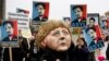 ABD istihbarat servisi NSA'nın telefon dinlemesini Başbakan Merkel'in maskesini takarak protesto eden bir Alman gösterici