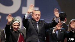Başbakan Eroğan bir Almanya ziyaretinde taraftarlarını selamlarken