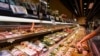 Seorang pelanggan berbelanja di supermarket sushi dan sashimi, beberapa di antaranya berlabel dari Jepang, di Hong Kong, pada Kamis, 24 Agustus 2023. (Foto: AP)