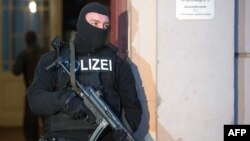 Bu yılın başında Berlin'de şüpheli bir cihatçı hücre evine düzenlenen polis baskını
