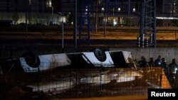 Tim evakuasi berdatangan ke lokasi kecelakaan di mana sebuah bus jatuh dari jalan layang di Mestre, dekat Venesia, Italia, pada 3 Oktober 2023. (Foto: Reuters/Manuel Silvestri)