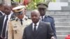 Le président du Gabon, Ali Bongo (C), passe en revue les troupes lors d'une cérémonie à Libreville le 16 août 2019 au Mausolée du pays. 