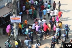 Personel keamanan Bangladesh diperintahkan untuk membubarkan pekerja garmen yang melakukan protes di Gazipur pada9 November 2023, setelah otoritas Dewan Upah Minimum mengumumkan upah minimum sebesar 12.500 taka untuk pekerja garmen. (Foto: AFP)
