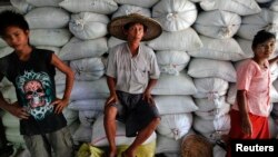 ကျိုက်လတ်ဆန်ရောင်းဝယ်ရေးဂိုဒေါင်တခုက ကုန်တင်ကုန်ချအလုပ်သမားတွေ အနားယူချိန် (မေ ၂၀၁၂) 