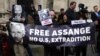 Người ủng hộ nhà sáng lập WikiLeaks Julian Assange cầm biểu ngữ bên ngoài Tòa Công lý Hoàng gia ở Trung tâm London hôm 26/3.