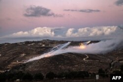 Tembakan artileri dari posisi Israel menghantam perbukitan dekat pinggiran kota perbatasan Odaisseh di Lebanon selatan pada 17 November 2023. (Foto: AFP)