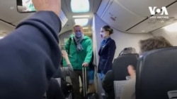 Як Навальний заходив у літак. Відео