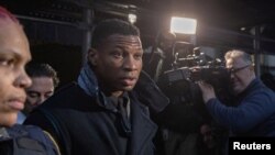 Aktor Jonathan Majors berjalan di luar pengadilan setelah juri memutuskan dia bersalah dalam kasus penyerangan dan pelecehan di Pengadilan Kriminal Manhattan di New York City, AS, 18 Desember 2023. (Foto: REUTERS/Jeenah Moon)