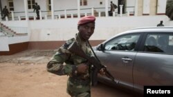 Soldado bissau-guineense em posição de guarda, no quartel-general de Bissau (Arquivo)