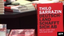 Alman Merkez Bankası eski yöneticisi Thilo Sarrazin'in ırkçı görüşleri nedeniyle büyük tepki toplayan kitabı