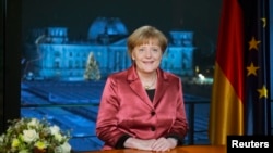 Almanya Başbakanı Angela Merkel Yeni Yıl konuşmasını yaparken 